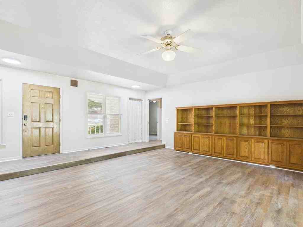 1018 Avenue B - Photo 5 of 22