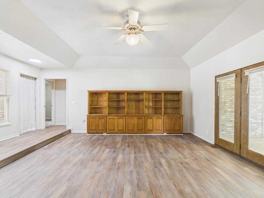 1018 Avenue B - Photo 6 of 22