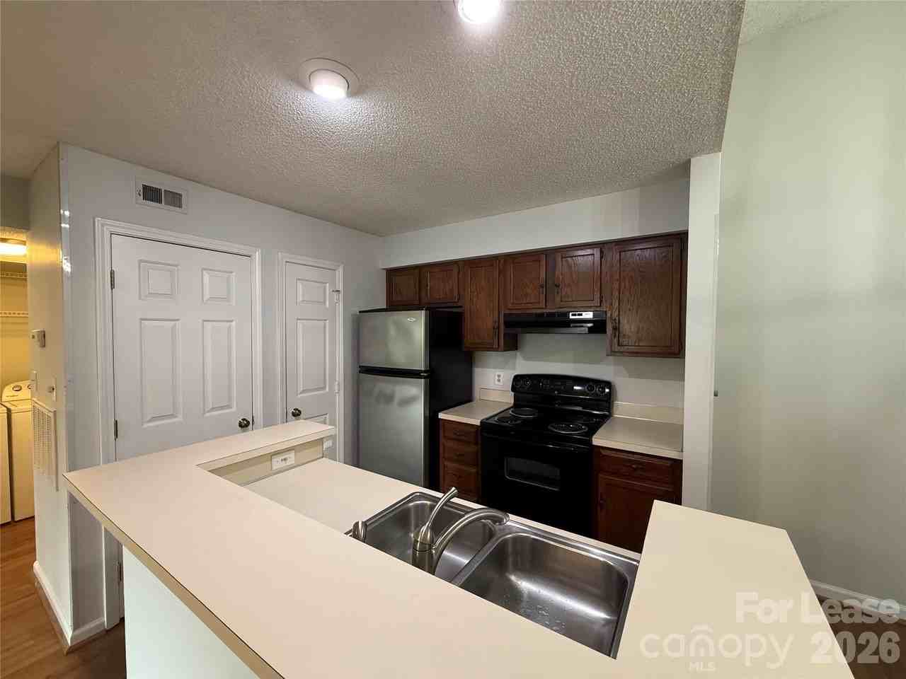 415 W 8th St - Photo 4 of 10