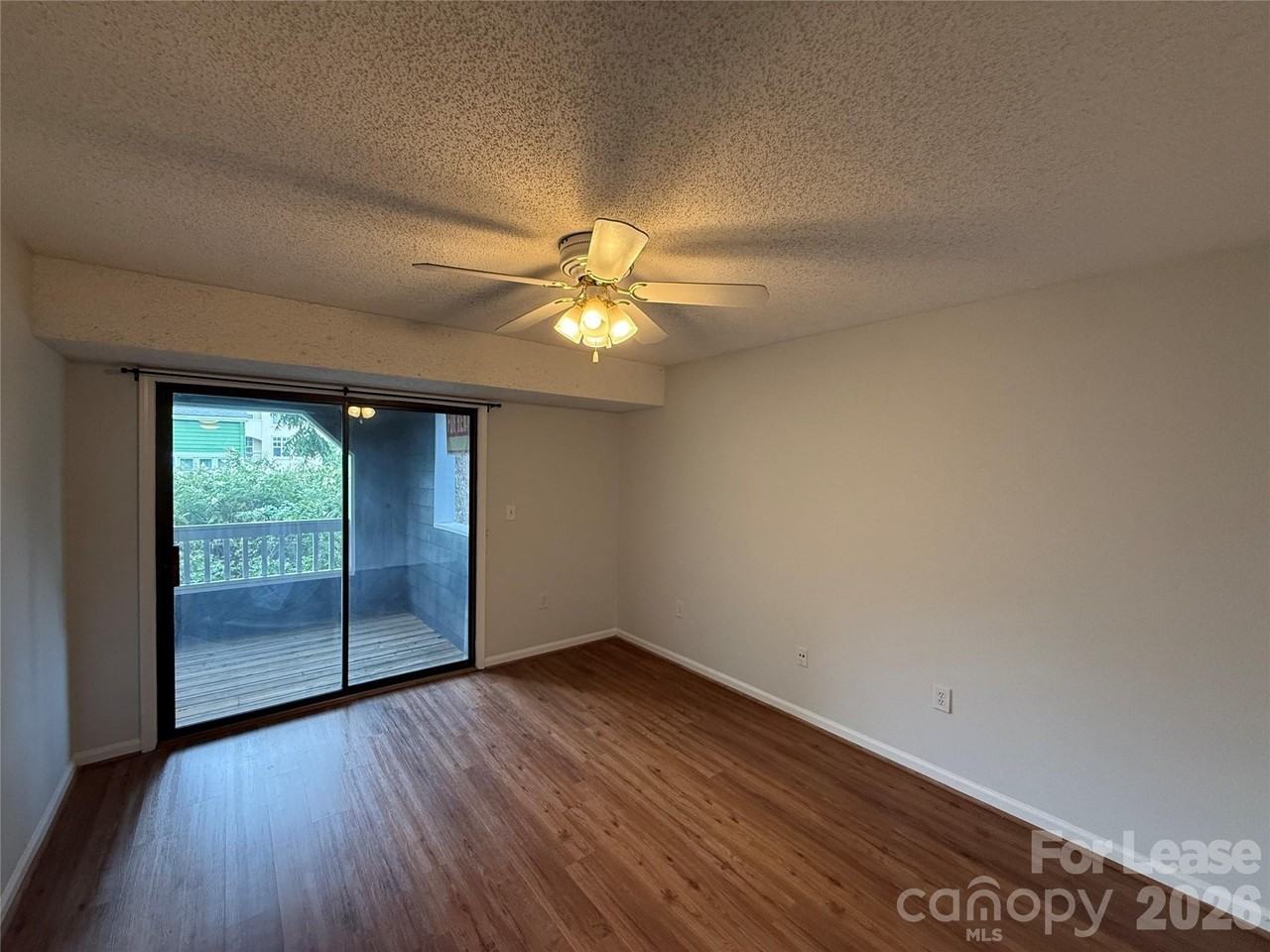 415 W 8th St - Photo 6 of 10