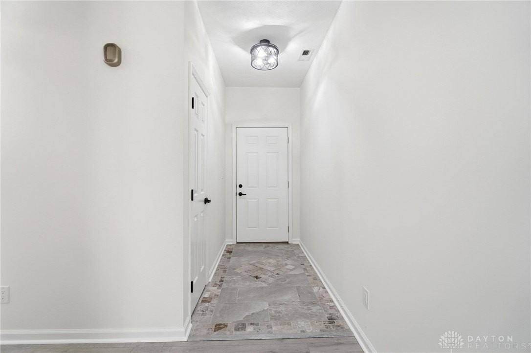 10234 Feather Ct - Photo 4 of 32
