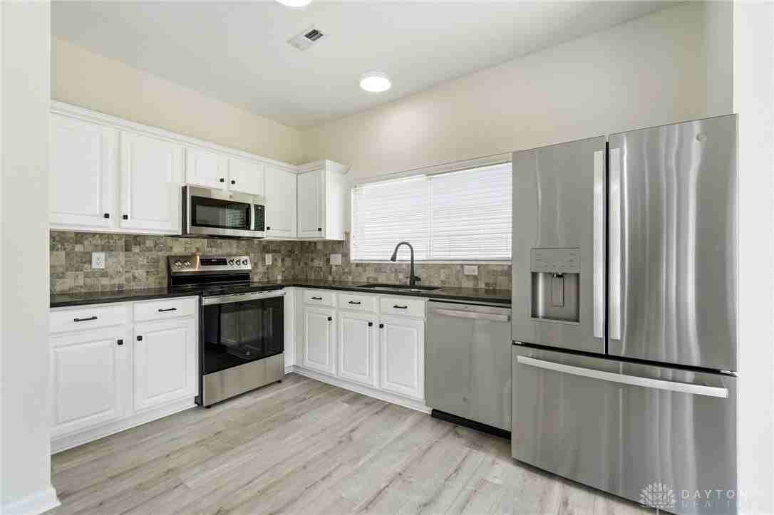 10234 Feather Ct - Photo 7 of 32