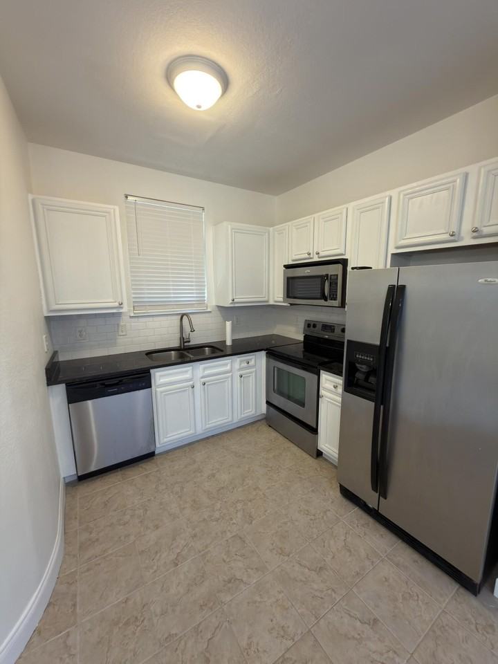 24 Talon Ct #E - Photo 4 of 7