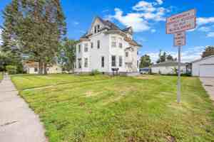featured image of 302 S 4th St