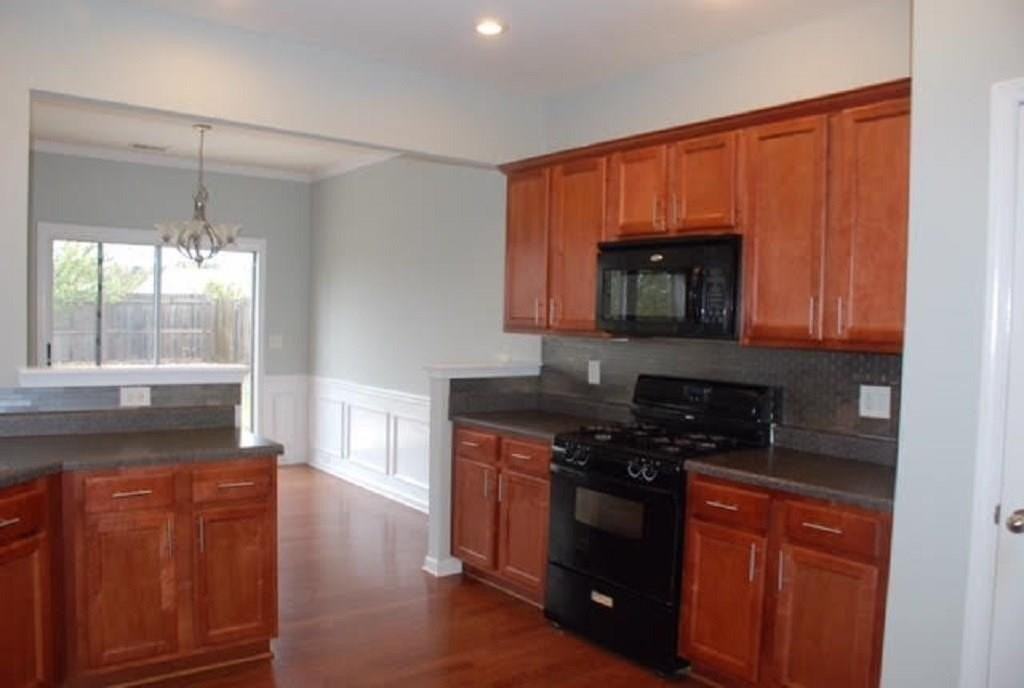 5720 Weddington Dr - Photo 3 of 9