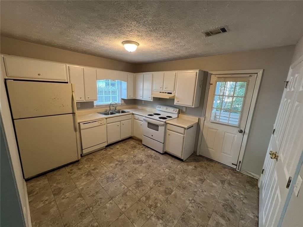 2735 Fairlane Dr - Photo 3 of 9