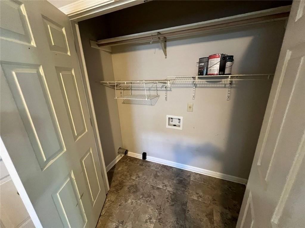 2735 Fairlane Dr - Photo 4 of 9