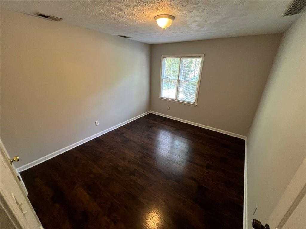 2735 Fairlane Dr - Photo 5 of 9