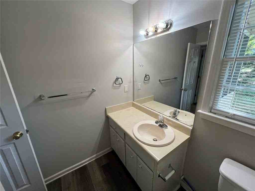 2735 Fairlane Dr - Photo 6 of 9