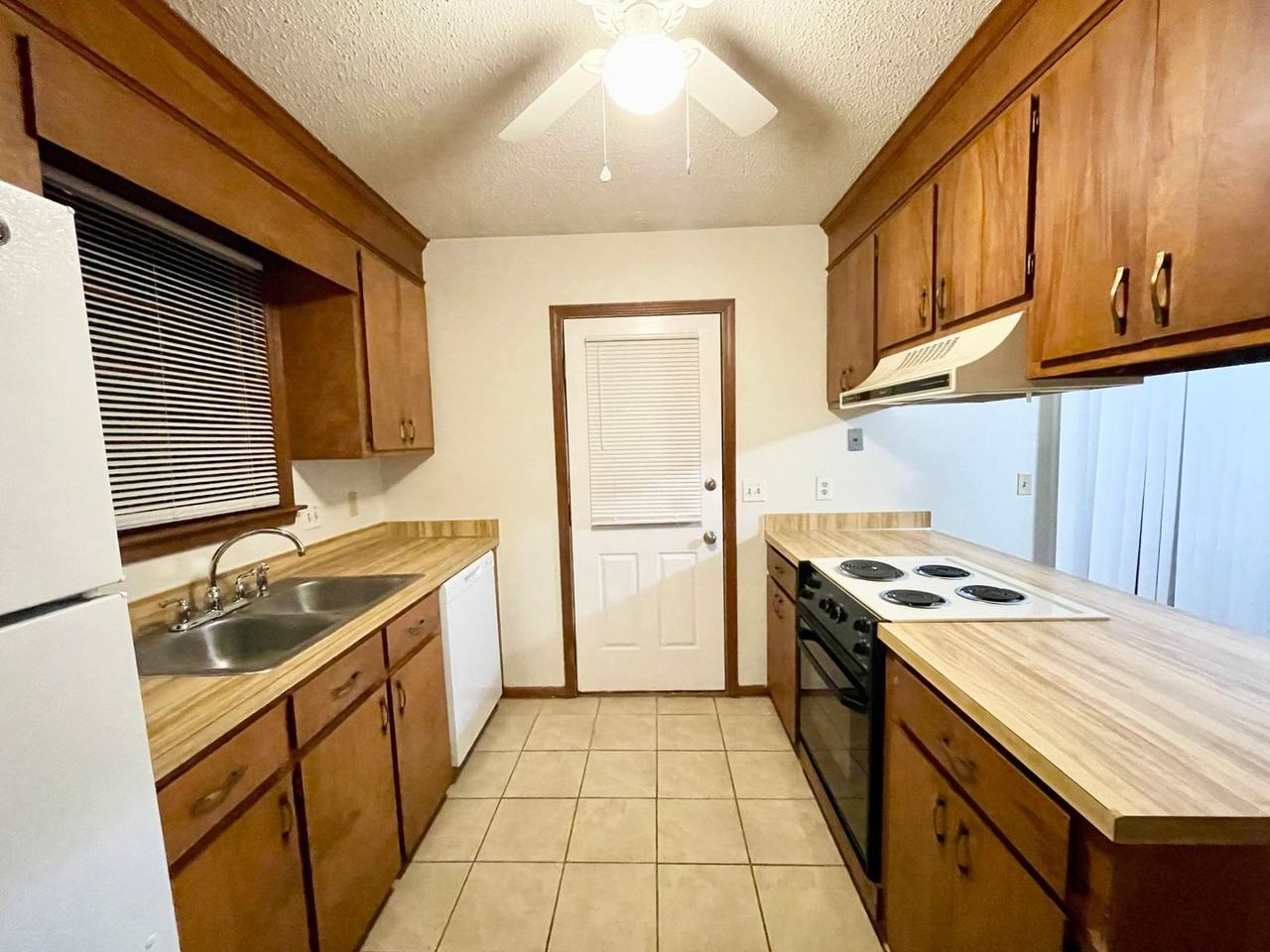 407 Harleston Rd - Photo 4 of 18