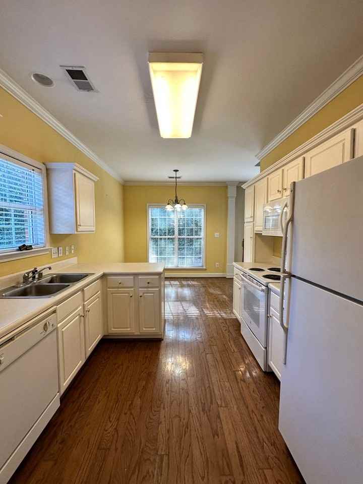 1815 Charleston Cir - Photo 5 of 34