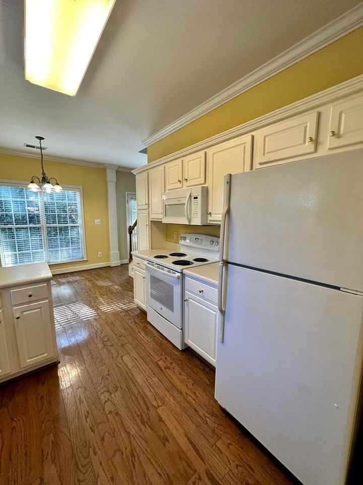 1815 Charleston Cir - Photo 6 of 34