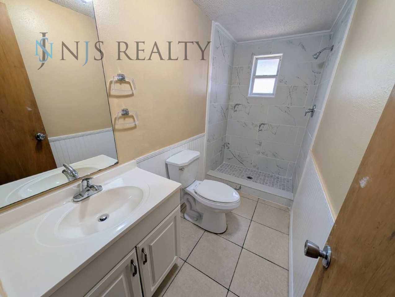 11621 Meadow Dr - Photo 2 of 16