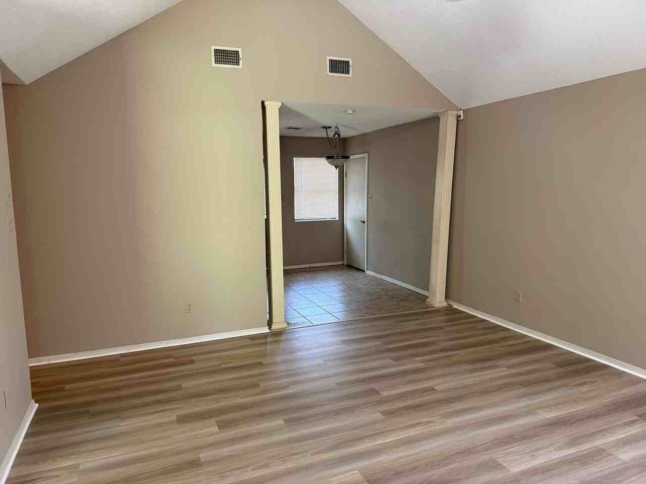 127 Rolling Oaks Dr - Photo 2 of 26