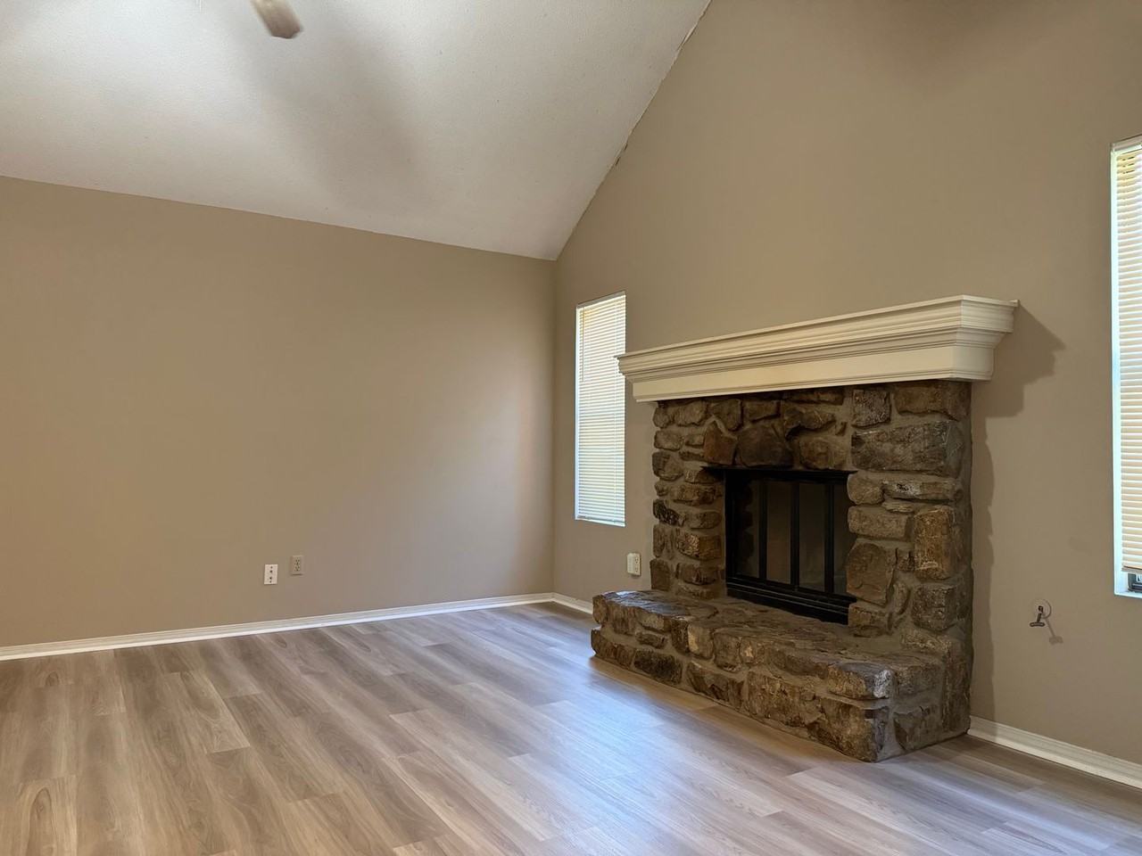 127 Rolling Oaks Dr - Photo 4 of 26