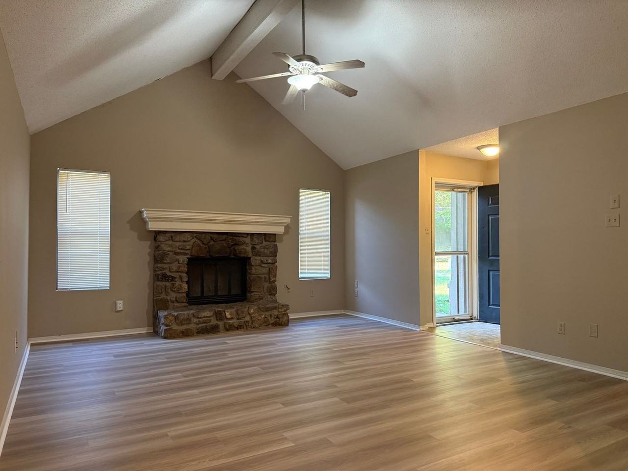 127 Rolling Oaks Dr - Photo 5 of 26