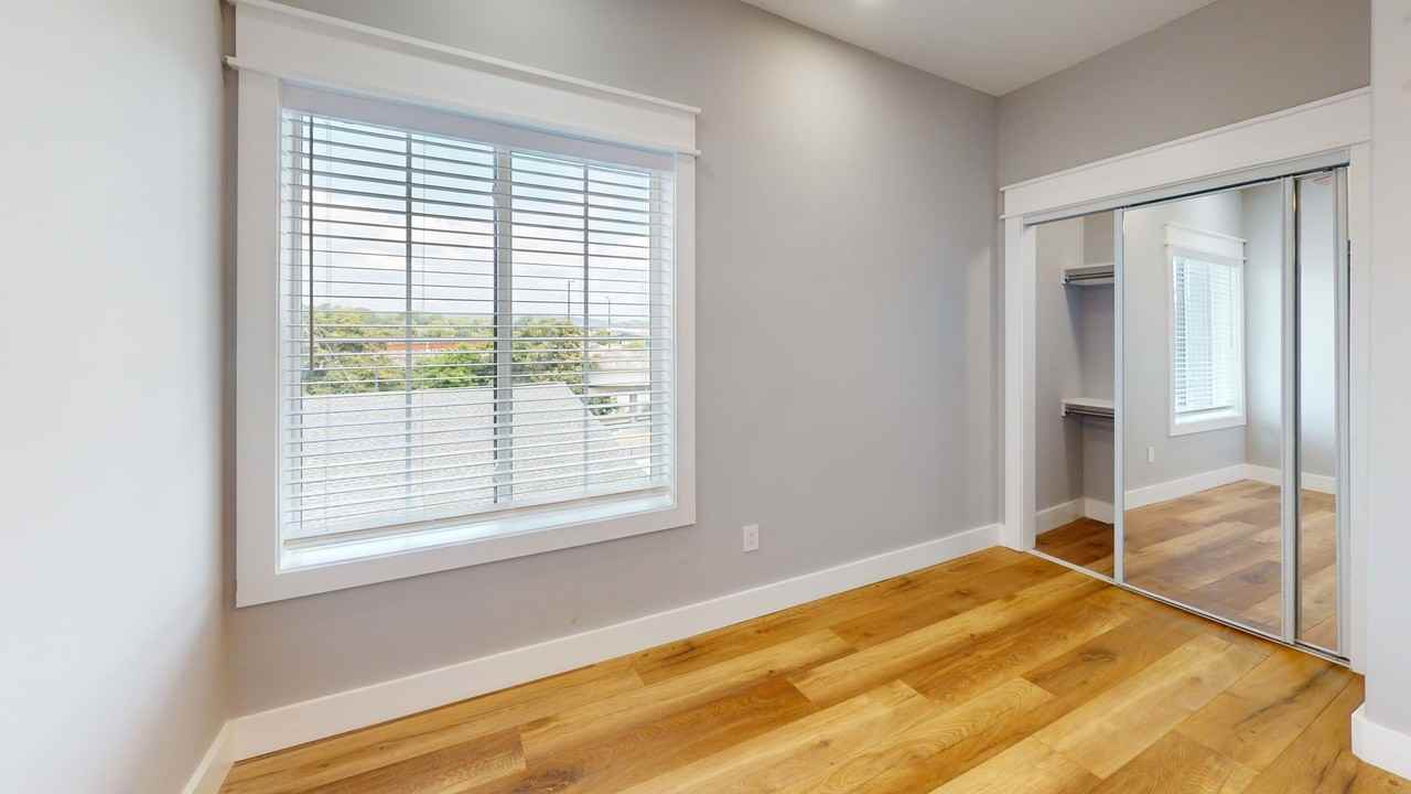 1211 Hedge Ave - Photo 4 of 25