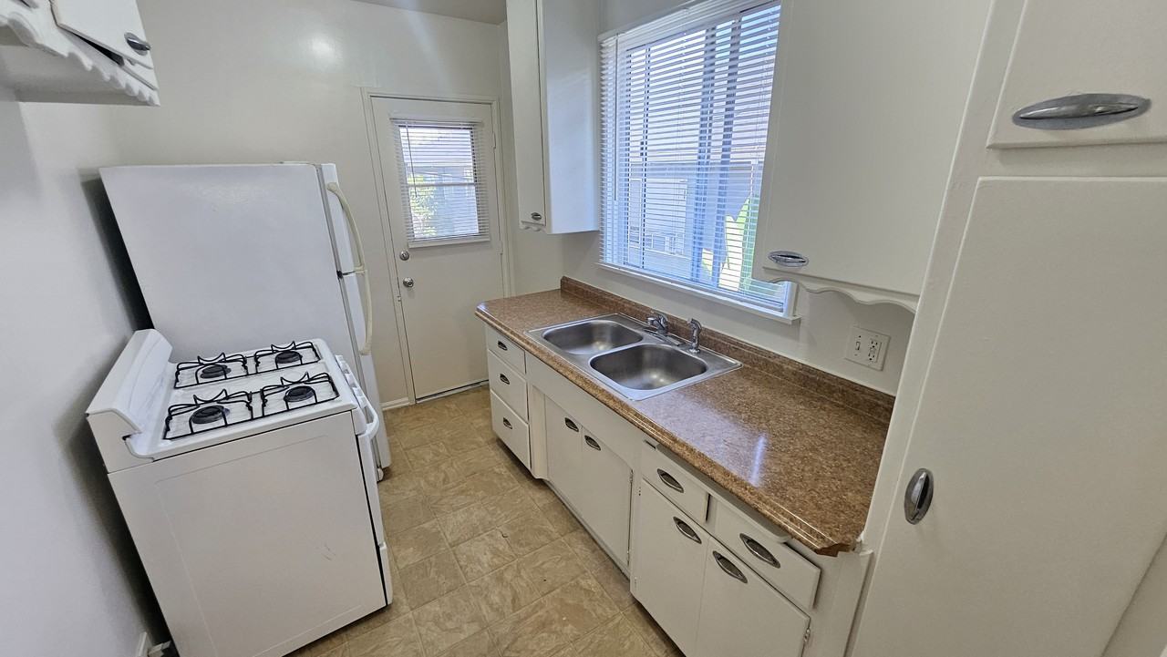 1625 North Hobart Boulevard #4 - Photo 4 of 9