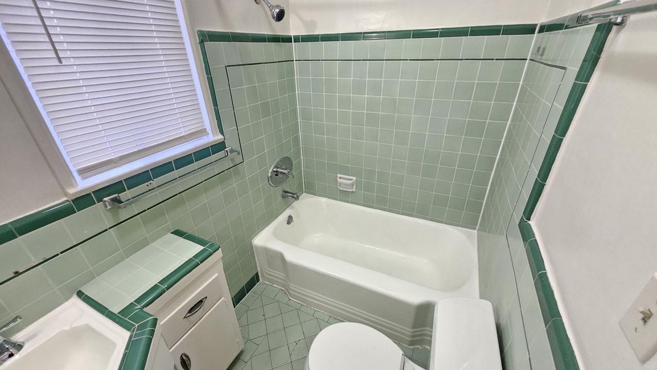 1625 North Hobart Boulevard #4 - Photo 6 of 9