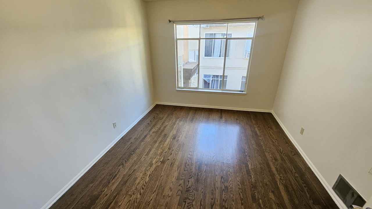 1625 North Hobart Boulevard #4 - Photo 7 of 9