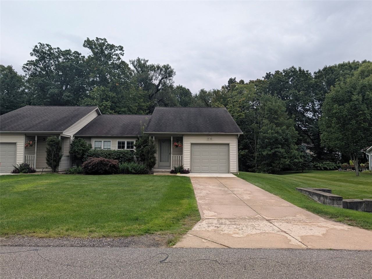 4851 Ridge Pkwy - Photo 2 of 27