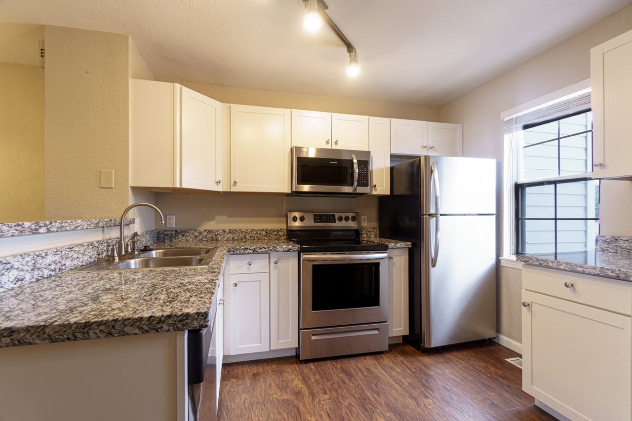 4030 Baytown Dr - Photo 4 of 20