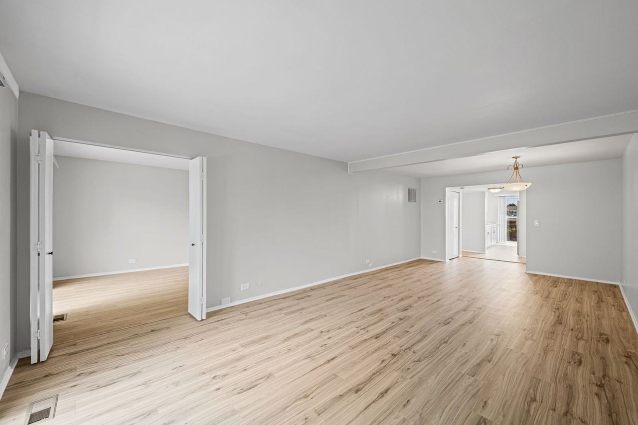 1715 Northfield Sq - Photo 4 of 20