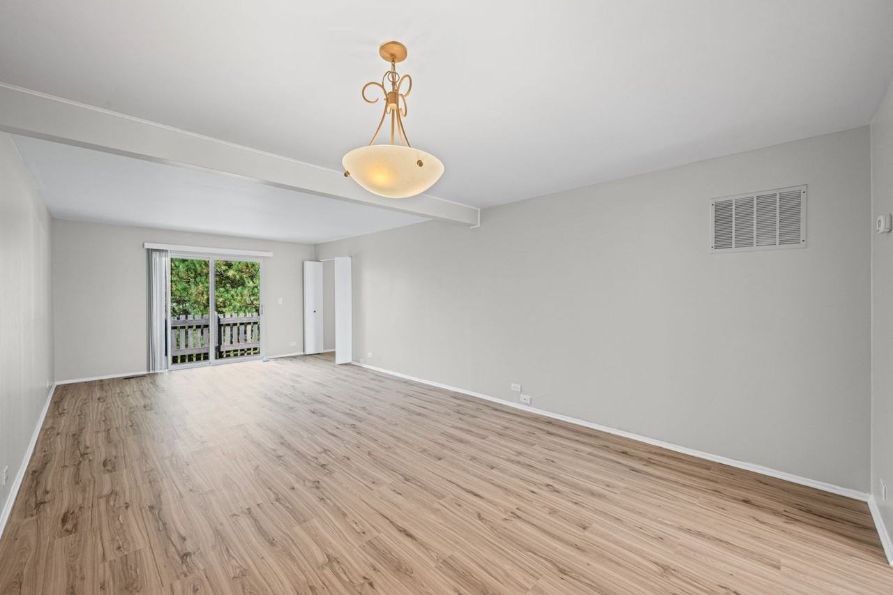 1715 Northfield Sq - Photo 5 of 20