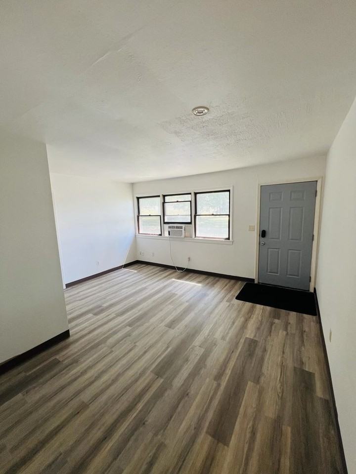 1006 Archer St - Photo 4 of 10