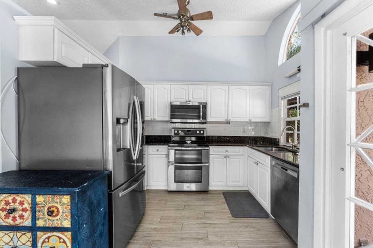 559 Nw 38th Ter - Photo 3 of 21