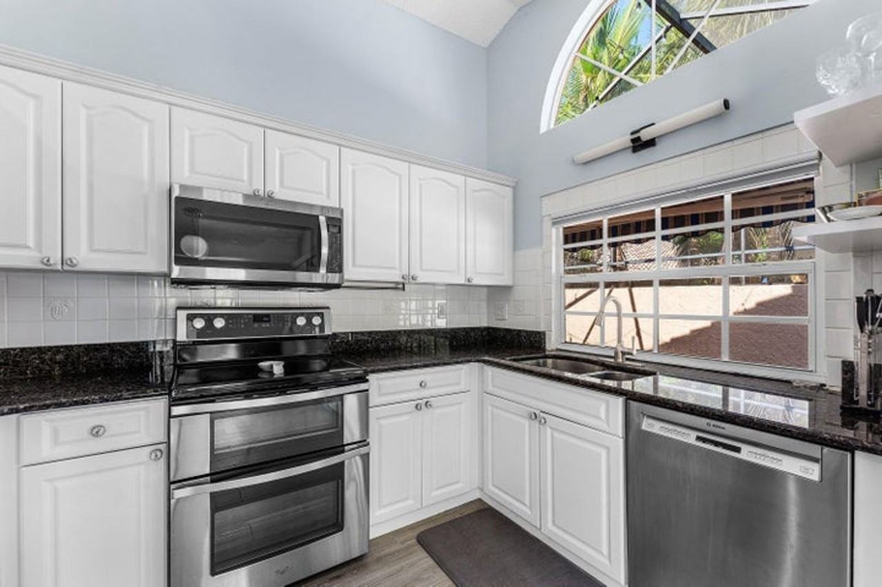 559 Nw 38th Ter - Photo 4 of 21
