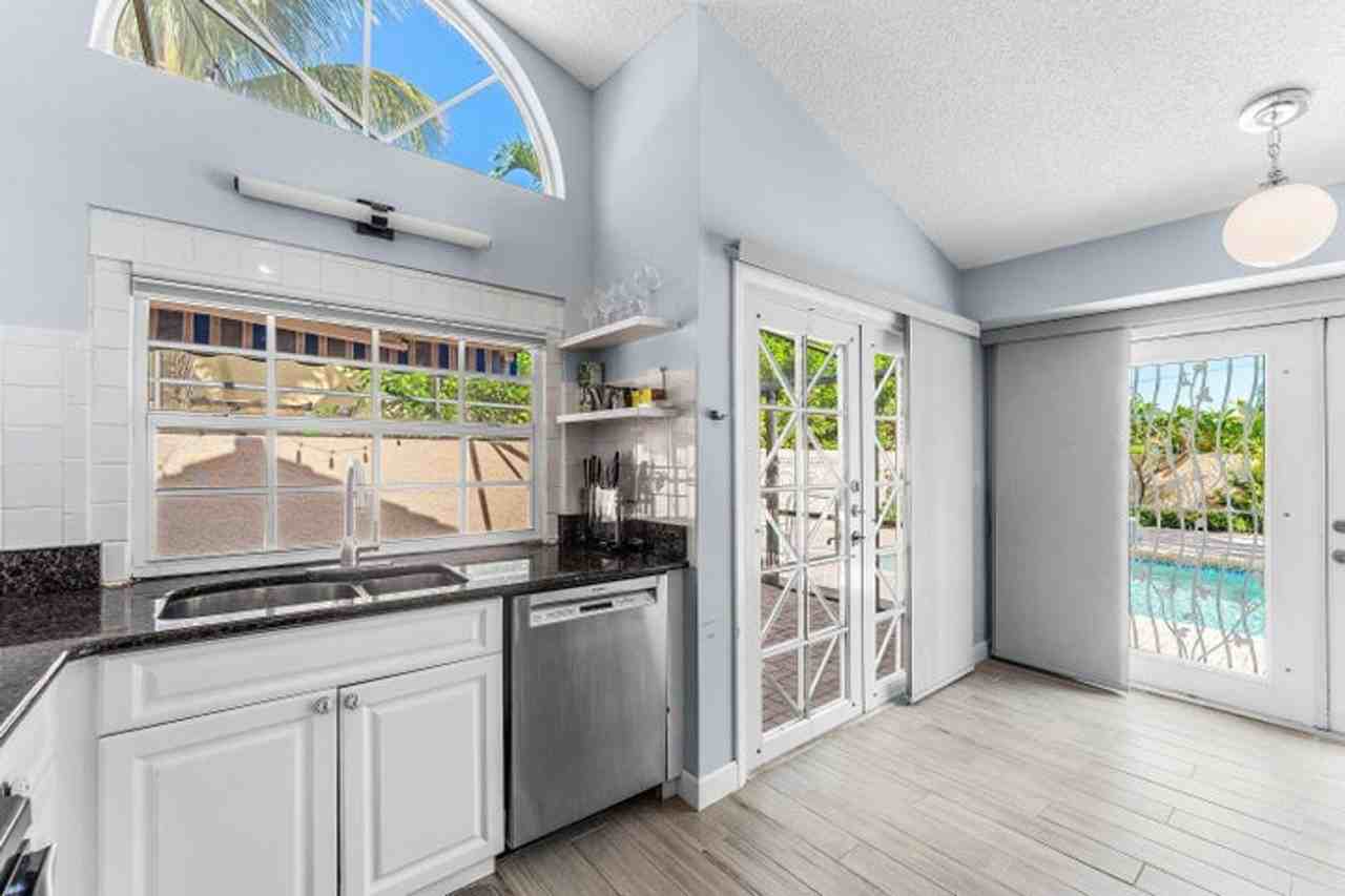 559 Nw 38th Ter - Photo 5 of 21