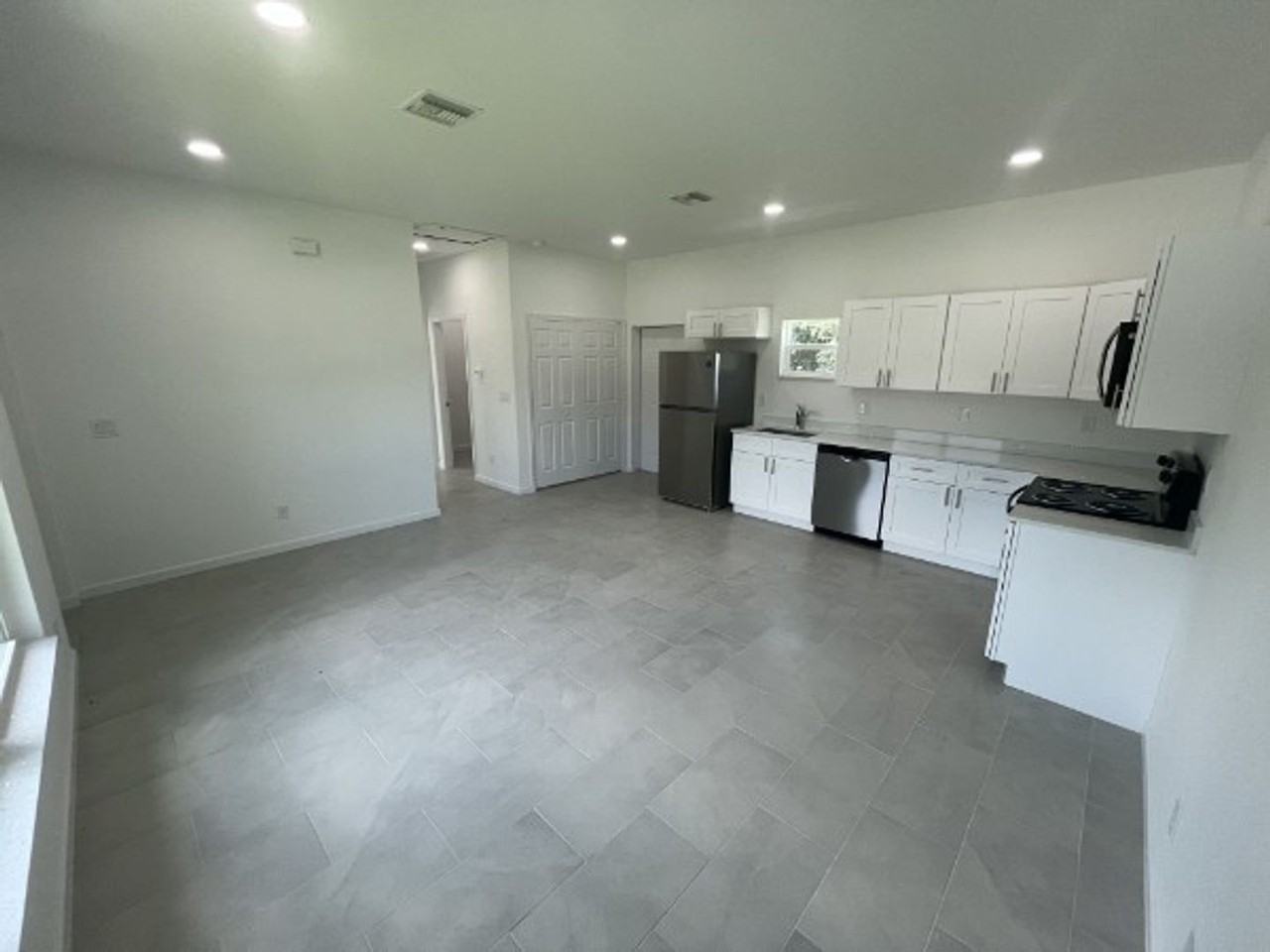 1702 E 11th St - Photo 3 of 11
