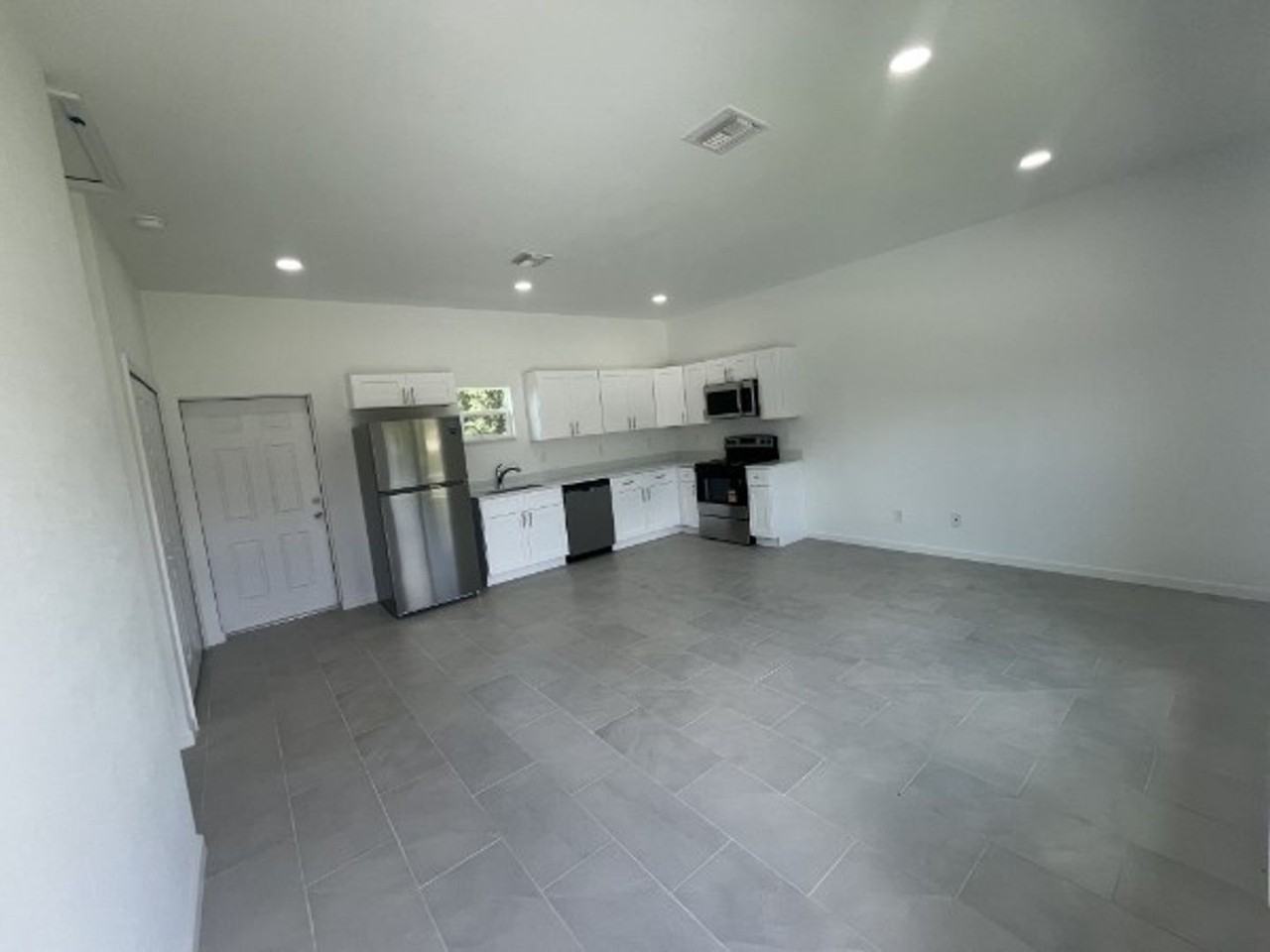 1702 E 11th St - Photo 4 of 11