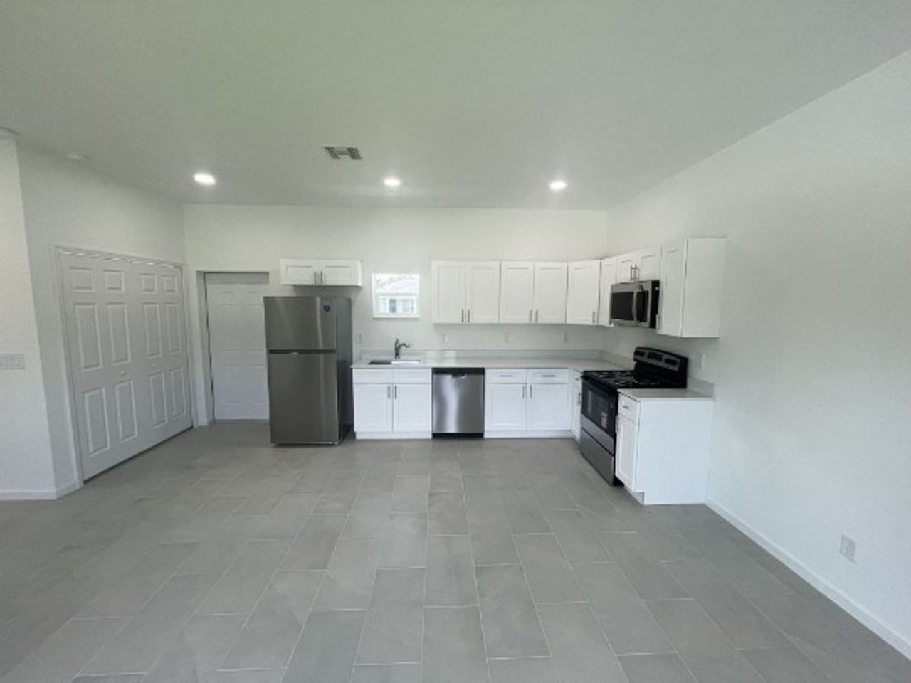1702 E 11th St - Photo 5 of 11