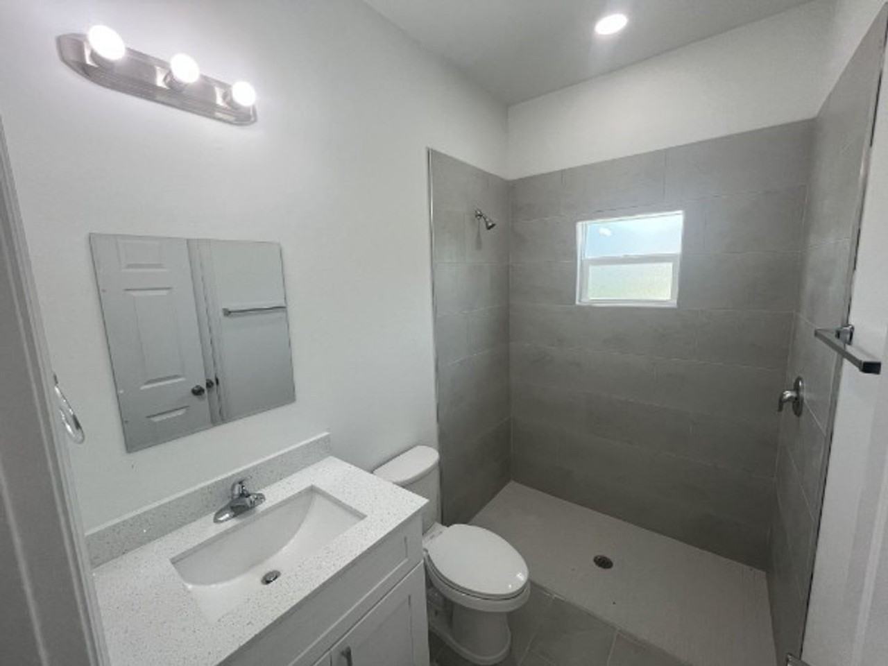 1702 E 11th St - Photo 6 of 11