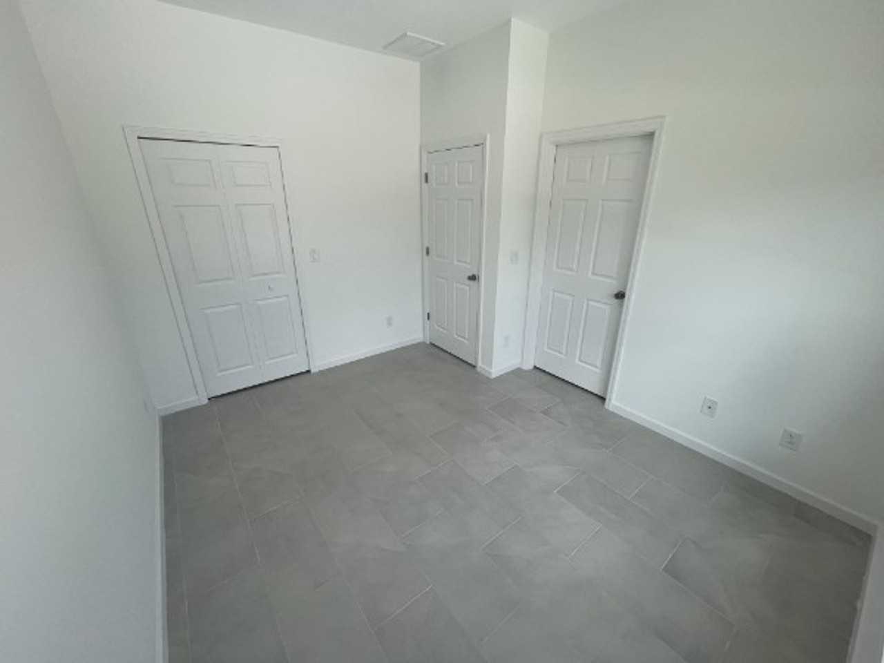1702 E 11th St - Photo 7 of 11