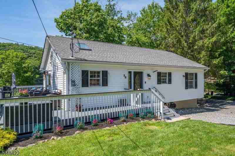 38 Oneida Ave - Photo 3 of 35
