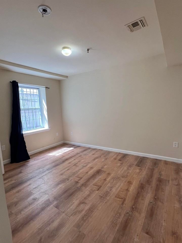 21-23 Norfolk St #1 - Photo 7 of 12