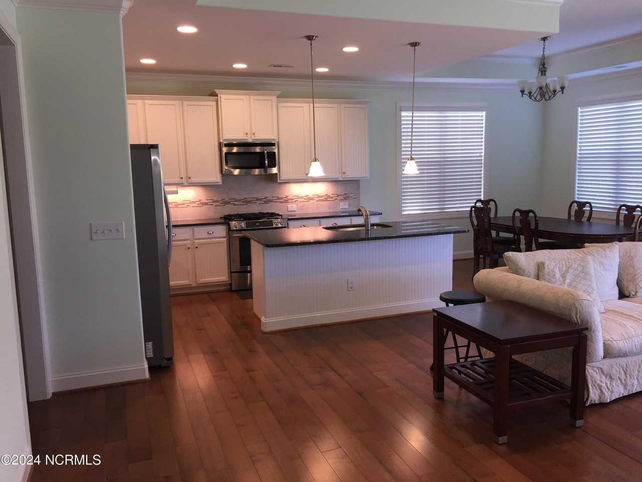 2570 Empie Dr - Photo 4 of 39