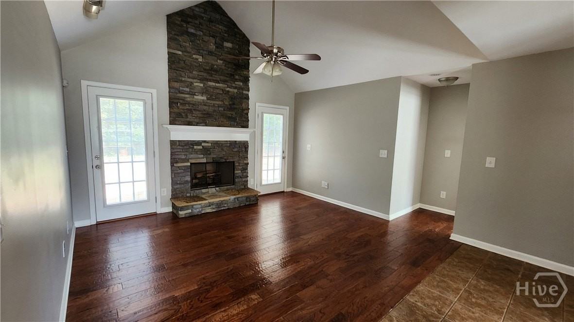 1407 Princeton Dr - Photo 3 of 9