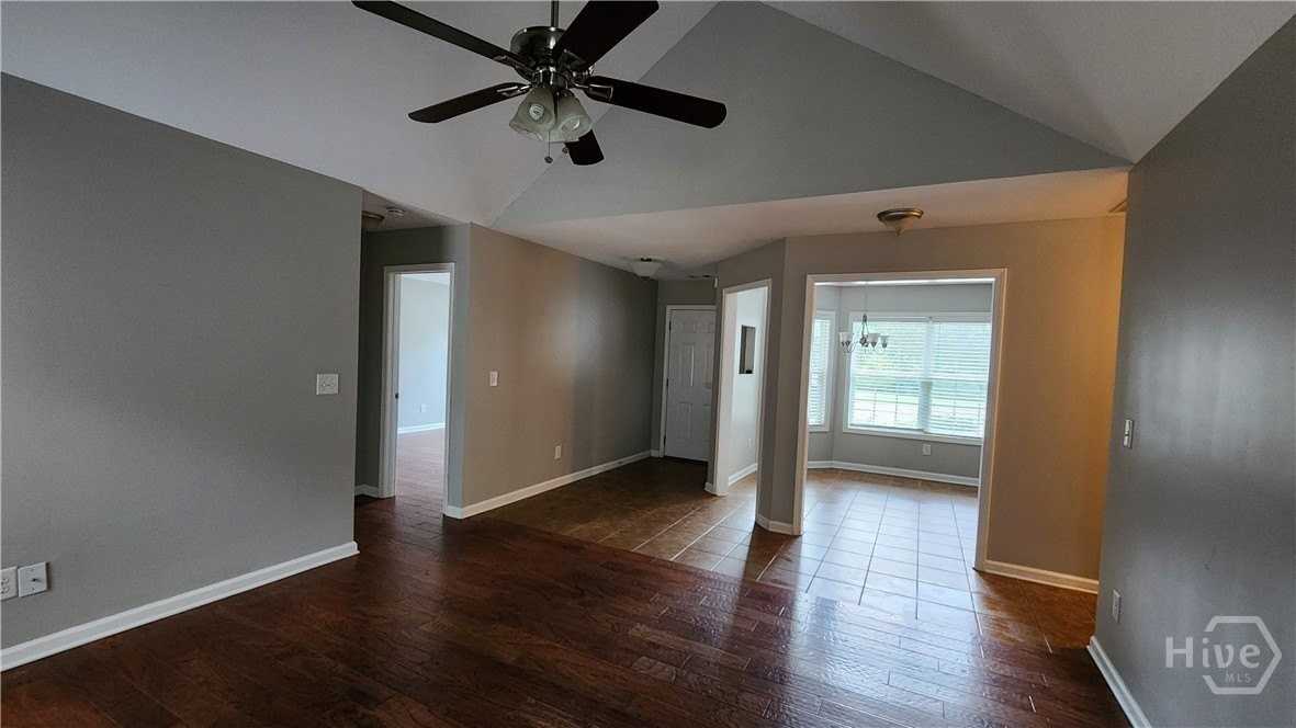 1407 Princeton Dr - Photo 4 of 9