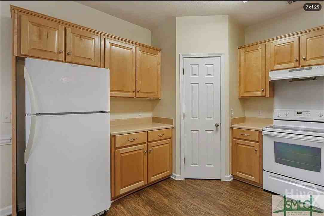 777 King George Blvd - Photo 3 of 20