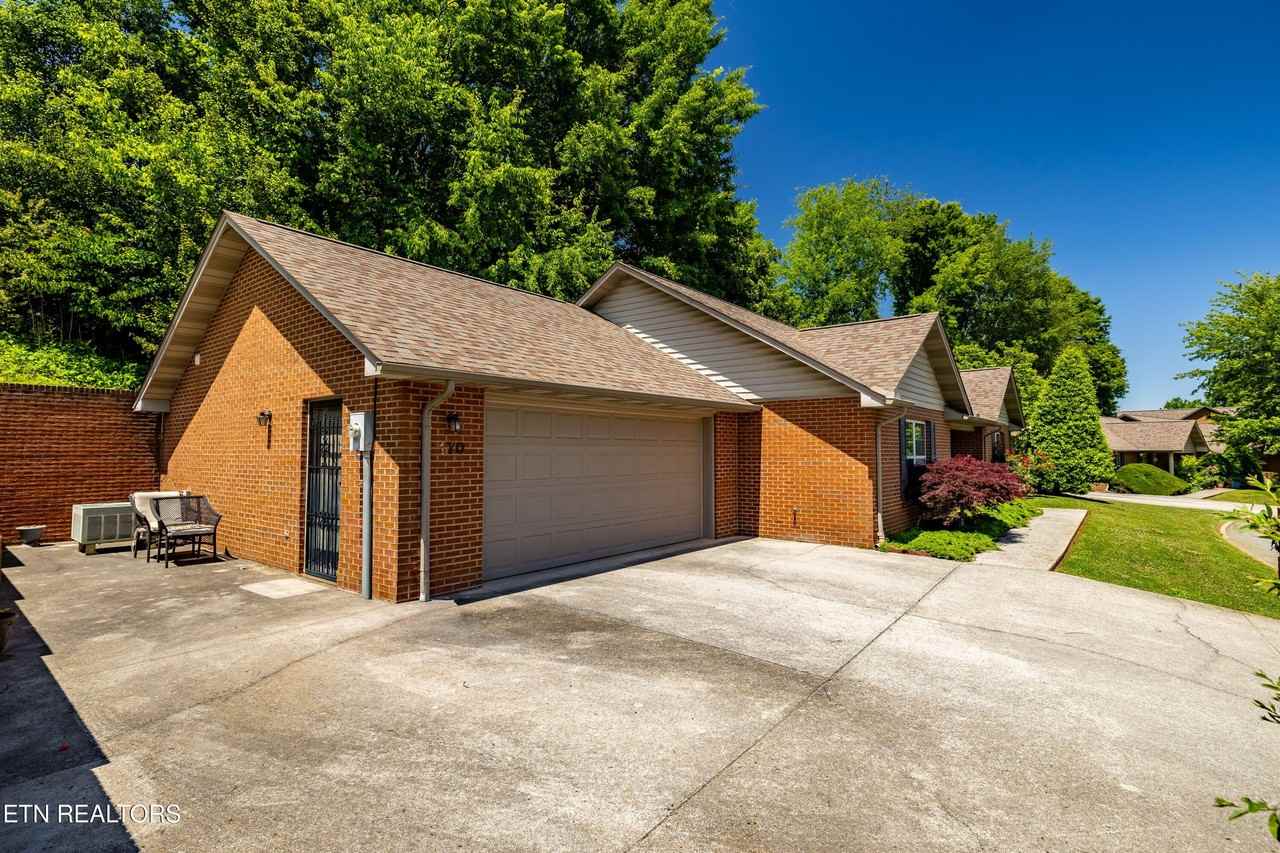 170 Manchester Dr - Photo 2 of 30