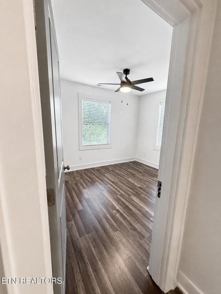 1009 Cedarwood St - Photo 4 of 21