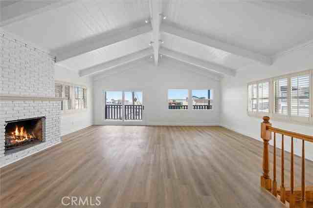 925 Manhattan Ave - Photo 4 of 8