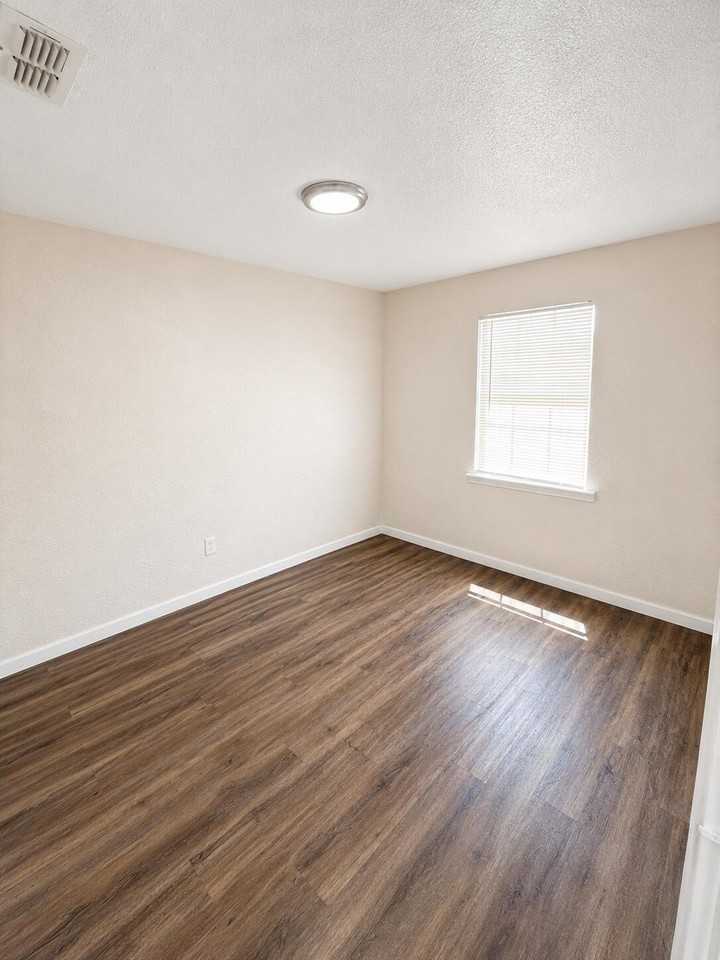 4215 35th St #B - Photo 4 of 6