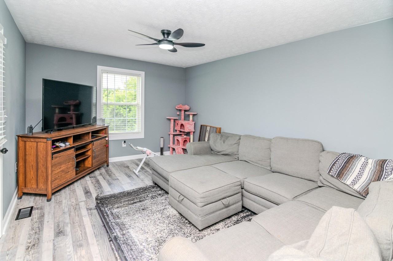 730 Parkway Ave - Photo 5 of 18