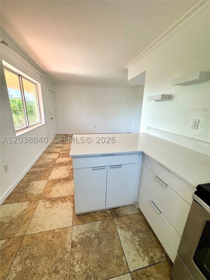 1020 Sw 7th St #9 - Photo 3 of 13