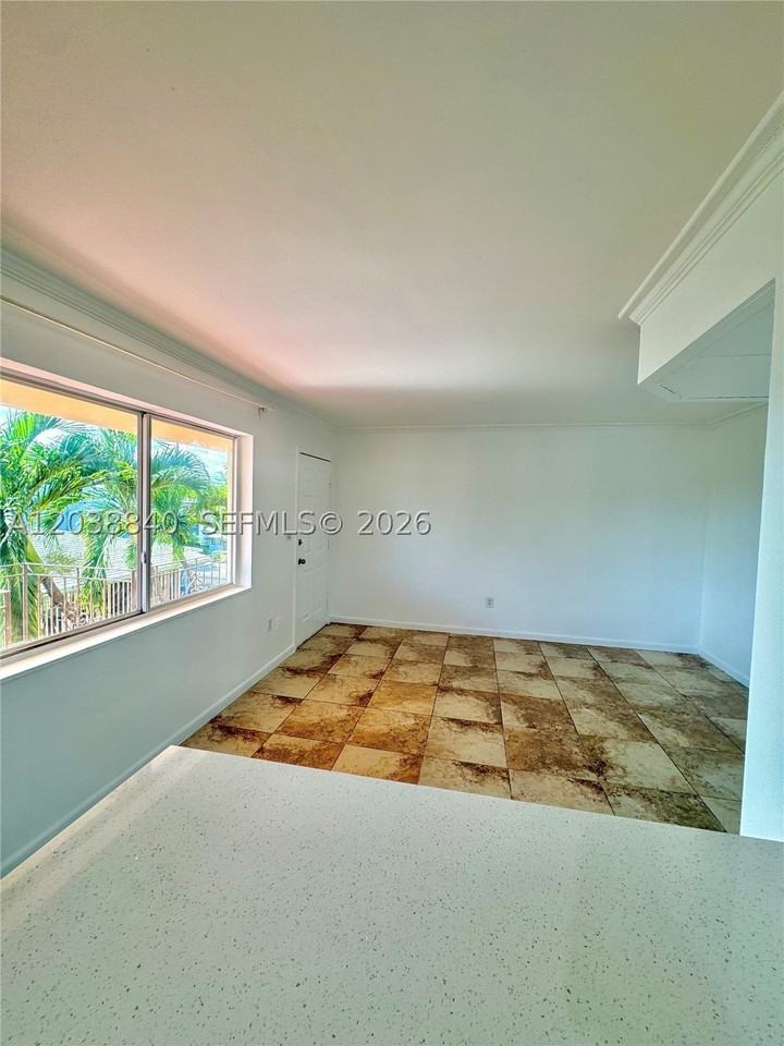 1020 Sw 7th St #9 - Photo 4 of 13